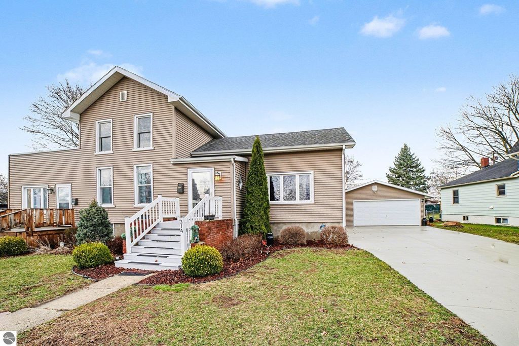 Image 2 of property listing at 214/216 N Pine Street, St Louis, MI 48880