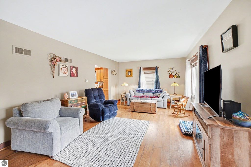 Image 3 of property listing at 214/216 N Pine Street, St Louis, MI 48880