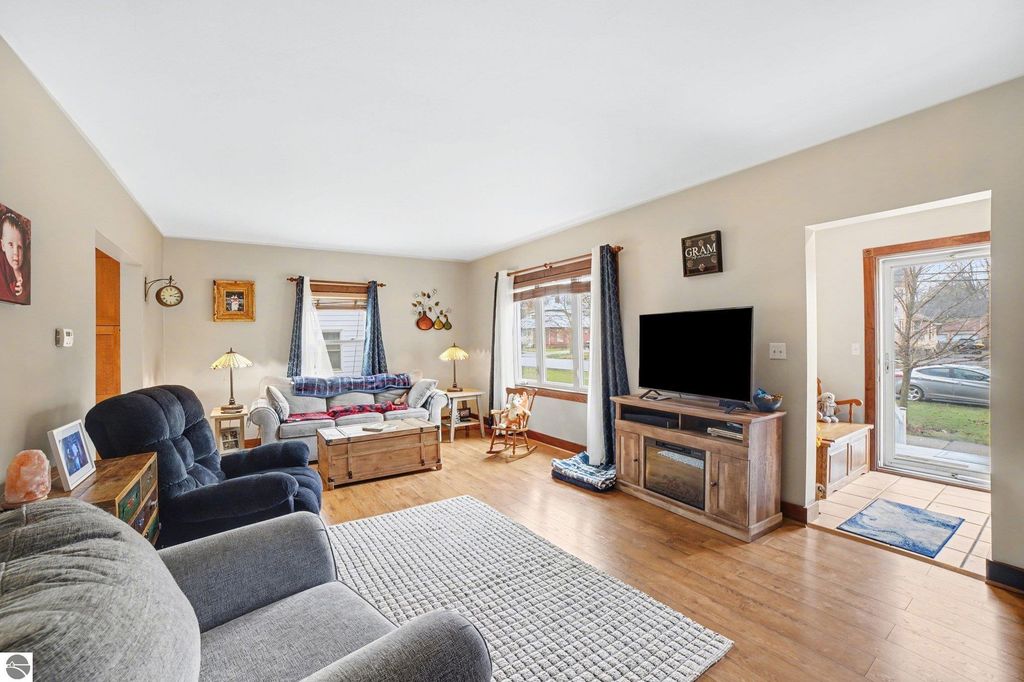 Image 4 of property listing at 214/216 N Pine Street, St Louis, MI 48880