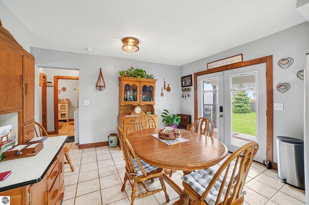 Image 5 of property listing at 214/216 N Pine Street, St Louis, MI 48880