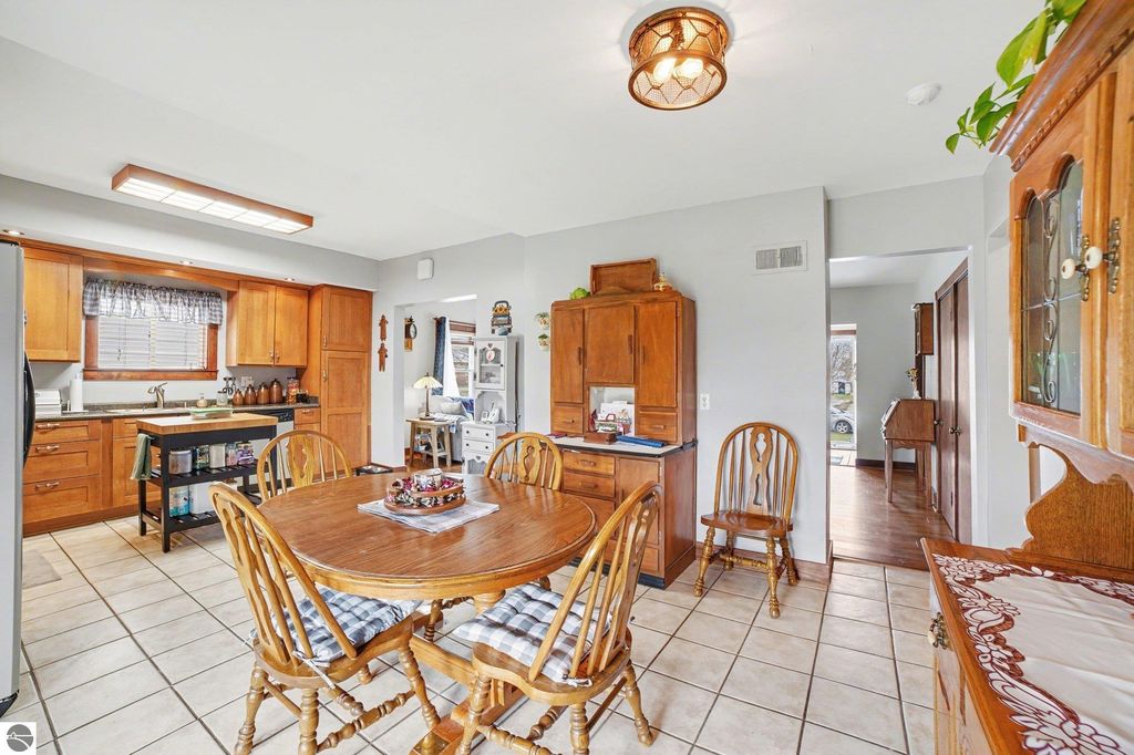 Image 6 of property listing at 214/216 N Pine Street, St Louis, MI 48880