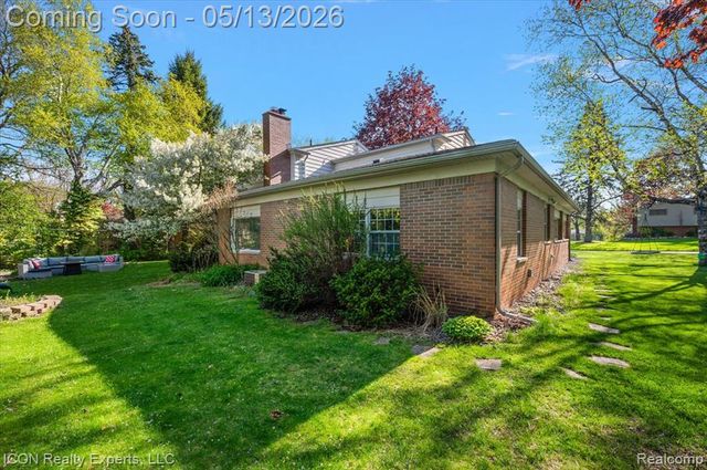 2720 Bridle Road, Bloomfield Hills, MI 48304