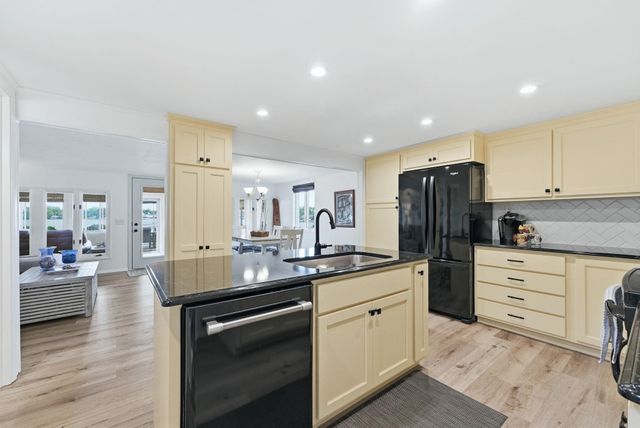 140 Lane 221BA Hamilton Lk, Hamilton, IN 46742