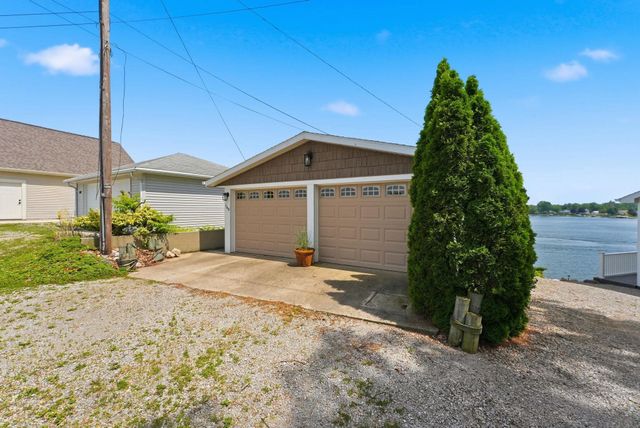 140 Lane 221BA Hamilton Lk, Hamilton, IN 46742