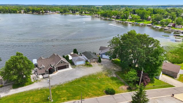 140 Lane 221BA Hamilton Lk, Hamilton, IN 46742