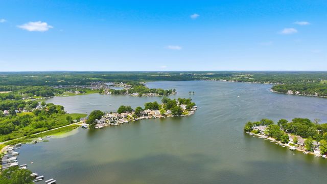 140 Lane 221BA Hamilton Lk, Hamilton, IN 46742
