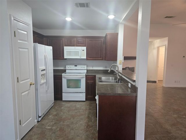 103 Hummingbird CT, Cedar Creek, TX 78612