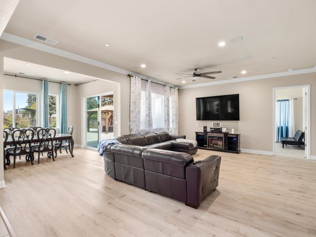 2127 Chennault Avenue, Clovis, CA 93611