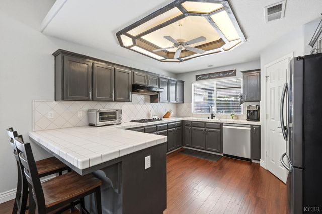 859 W Julia Way, Hanford, CA 93230