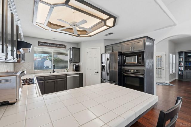 859 W Julia Way, Hanford, CA 93230