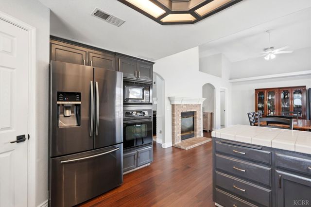 859 W Julia Way, Hanford, CA 93230