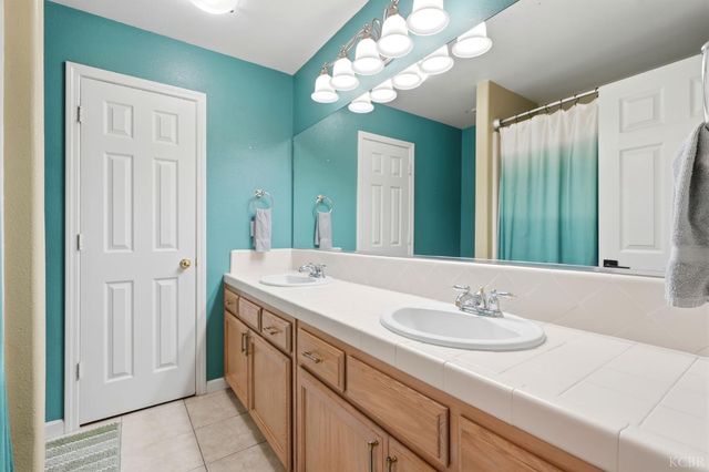 859 W Julia Way, Hanford, CA 93230