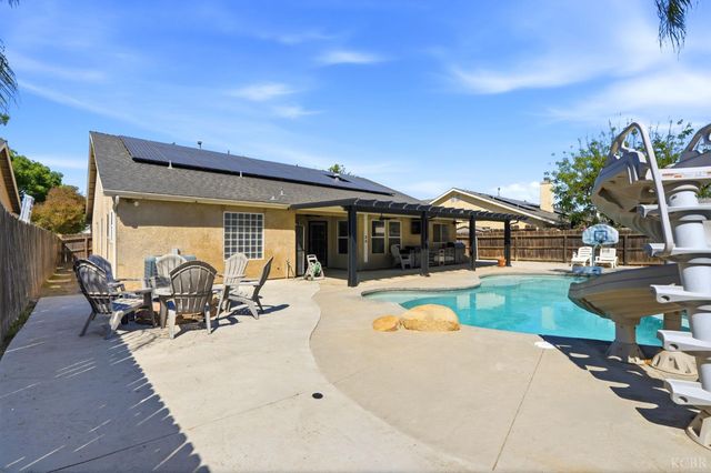 859 W Julia Way, Hanford, CA 93230