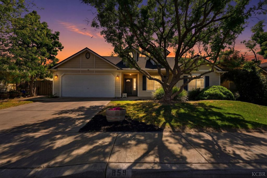 859 W Julia Way, Hanford, CA 93230