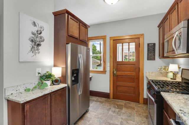 1202 Thomas Avenue, Saint Paul, MN 55104