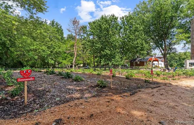 4567 N Seymour Road, Flushing, MI 48433