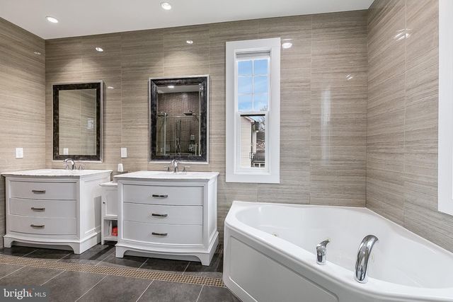 606 BARTON ST, Arlington, VA 22204
