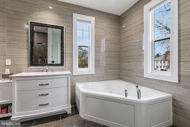 606 BARTON ST, Arlington, VA 22204