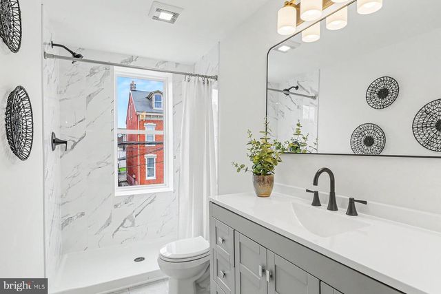 656 WALNUT ST, Columbia, PA 17512