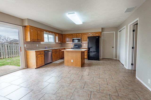 4424 S Farm Road 125, Springfield, MO 65810