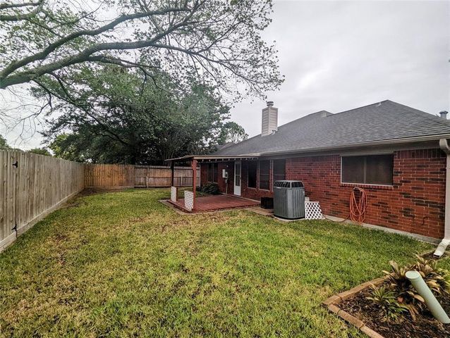 3821 Pin Oak Drive N, Pearland, TX 77581