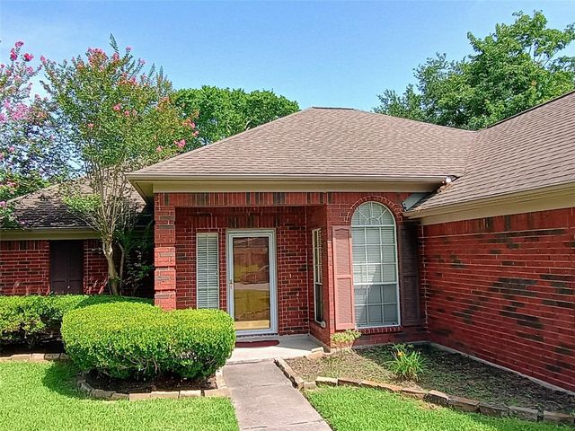 3821 Pin Oak Drive N, Pearland, TX 77581