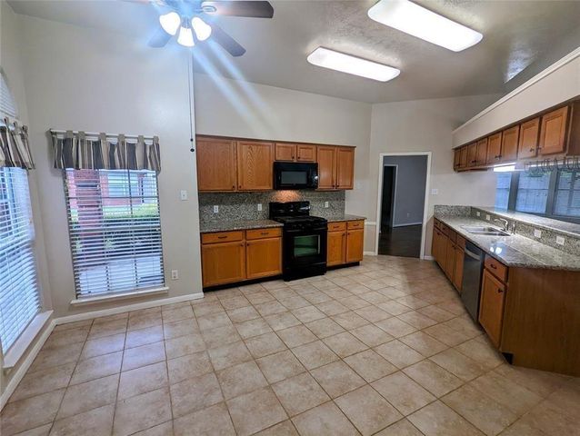 3821 Pin Oak Drive N, Pearland, TX 77581