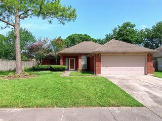 3821 Pin Oak Drive N, Pearland, TX 77581