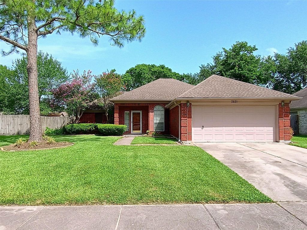 3821 Pin Oak Drive N, Pearland, TX 77581
