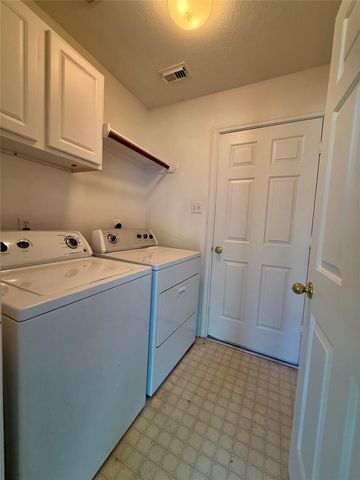 805 N Belle Drive, Angleton, TX 77515