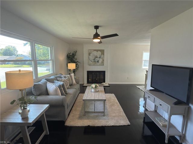 212 Breckinridge CT, Hampton, VA 23666