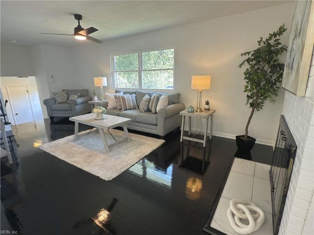 212 Breckinridge CT, Hampton, VA 23666