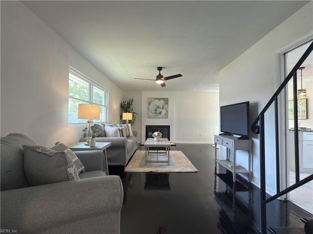 212 Breckinridge CT, Hampton, VA 23666