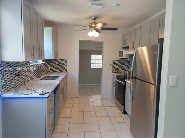 3830 SW 31st St, West Park, FL 33023