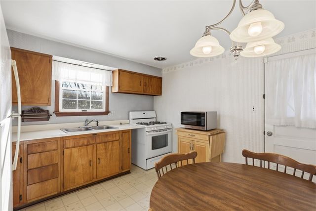 2503 Poinsettia Dr, White Oak, PA 15131