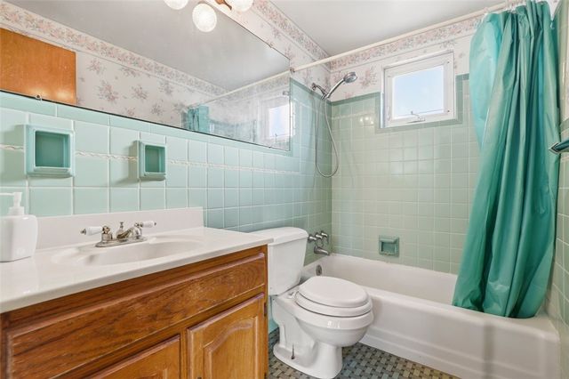 2503 Poinsettia Dr, White Oak, PA 15131