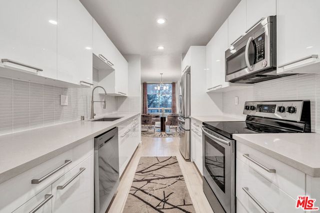 927 N Kings Road 117, West Hollywood, CA 90069