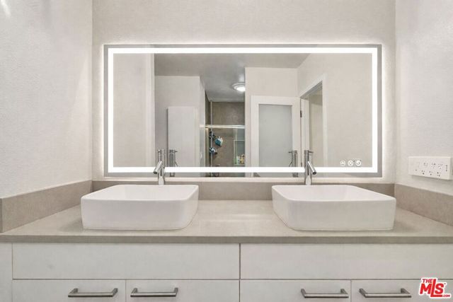 927 N Kings Road 117, West Hollywood, CA 90069