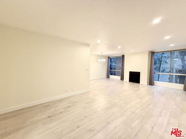 927 N Kings Road 117, West Hollywood, CA 90069