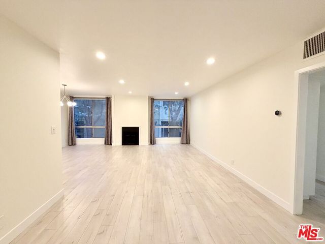 927 N Kings Road 117, West Hollywood, CA 90069