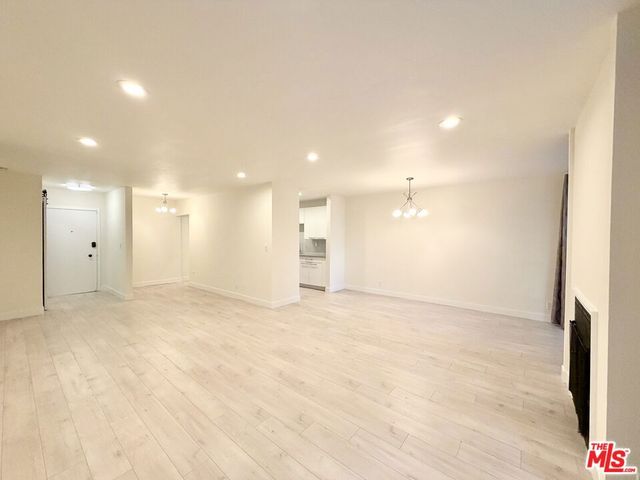 927 N Kings Road 117, West Hollywood, CA 90069