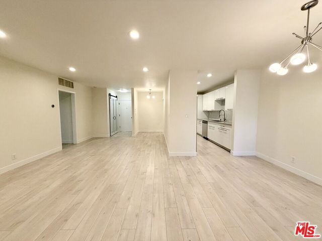 927 N Kings Road 117, West Hollywood, CA 90069