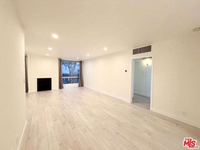 927 N Kings Road 117, West Hollywood, CA 90069