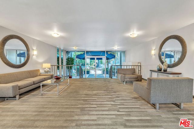 927 N Kings Road 117, West Hollywood, CA 90069