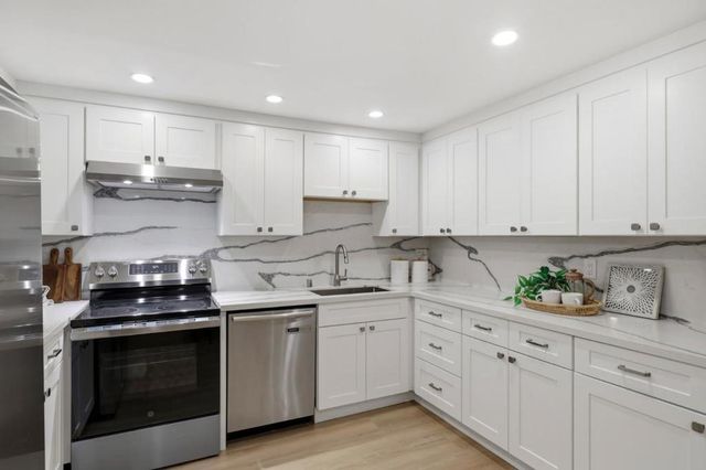 1031 Crestview Drive 106, Mountain View, CA 94040