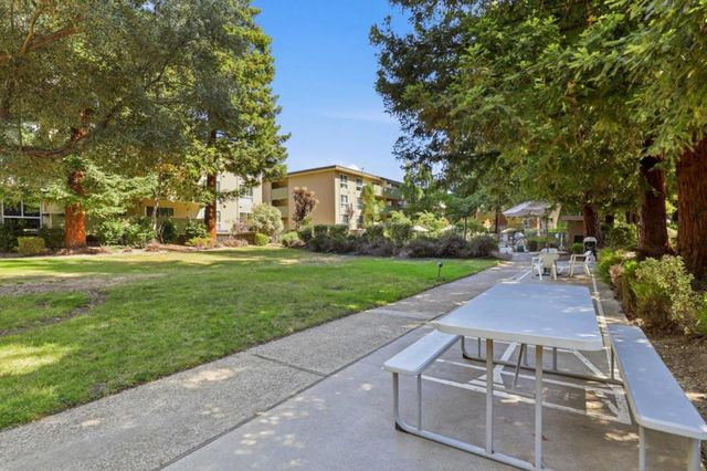 1031 Crestview Drive 106, Mountain View, CA 94040