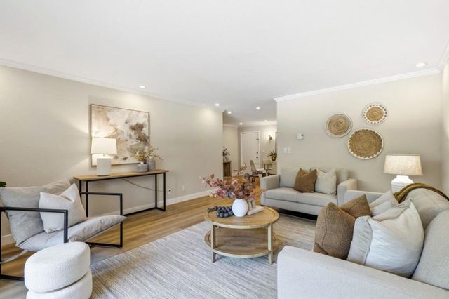 1031 Crestview Drive 106, Mountain View, CA 94040