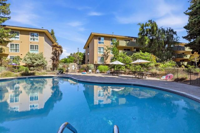 1031 Crestview Drive 106, Mountain View, CA 94040