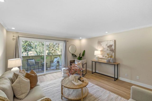 1031 Crestview Drive 106, Mountain View, CA 94040