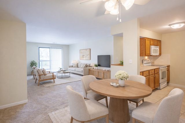 1420 STONEBRIDGE Circle 5N, Wheaton, IL 60189